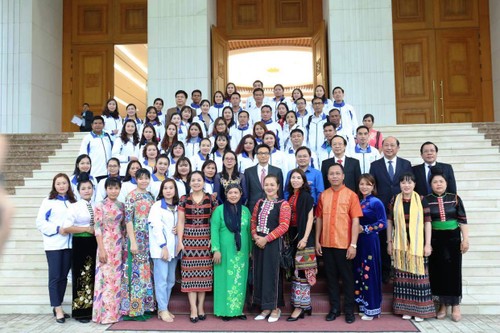 Vu Duc Dam rend hommage à des enseignants issus des ethnies minoritaires - ảnh 1