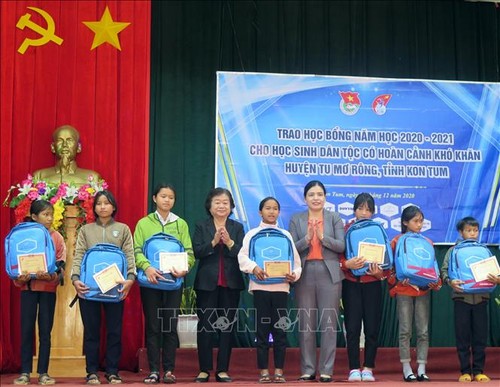 Remise de bourses Vu A Dinh aux élèves de Kon Tum - ảnh 1