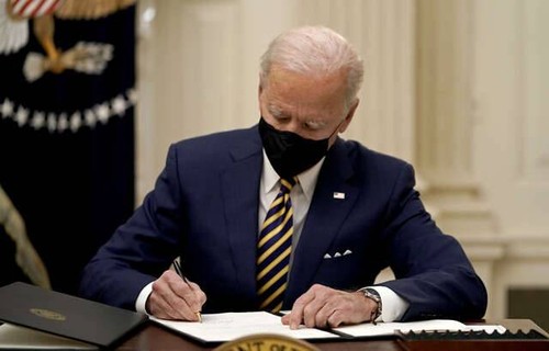 États-Unis : Joe Biden tente le dialogue avec des républicains  sur son plan de sauvetage de l’économie - ảnh 1
