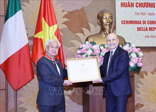 Le docteur Phan Thanh Binh décoré de l’Ordre du mérite de l’Italie - ảnh 1