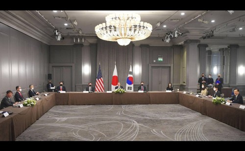 Les plus hauts diplomates sud-coréen, américain et japonais se rencontrent à Londres - ảnh 1