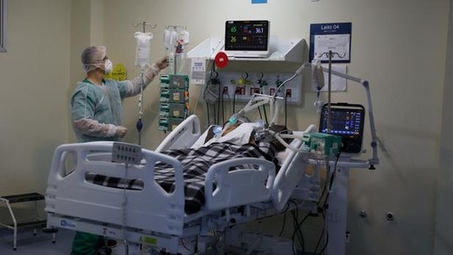 Covid-19 en France : Le nombre de personnes hospitalisées reste stable, celui des soins critiques baisse - ảnh 1