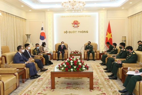 Défense: Nguyên Tân Cuong reçoit les ambassadeurs sud-coréen et indien - ảnh 1