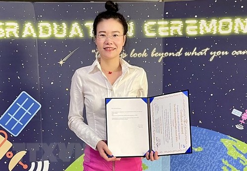 Une Vietnamienne reçoit un prix international pour l'article le plus intéressant - ảnh 1