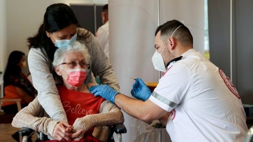 Israël, premier pays au monde à autoriser une 3e dose de vaccin anti-Covid-19 pour les plus de 60 ans - ảnh 1
