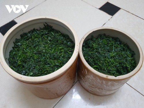 Les feuilles de manioc fermentées, une spécialité culinaire des Dao rouges - ảnh 2