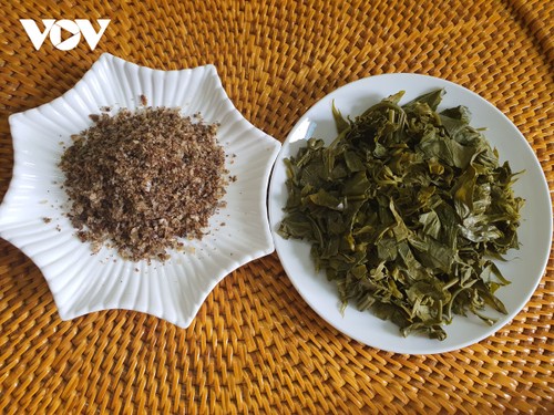 Les feuilles de manioc fermentées, une spécialité culinaire des Dao rouges - ảnh 3
