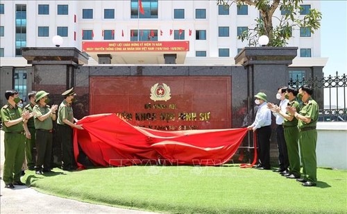 Pham Minh Chinh rend hommage aux forces de sécurité publique - ảnh 1