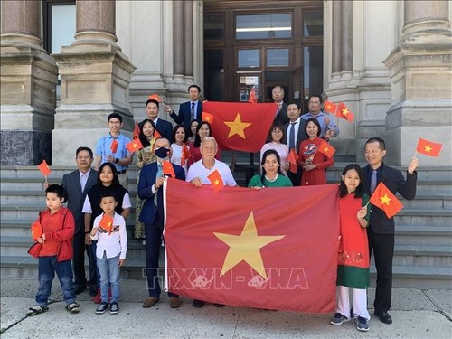 Fête nationale: première levée des couleurs vietnamiennes à Jersey (États-Unis) - ảnh 1