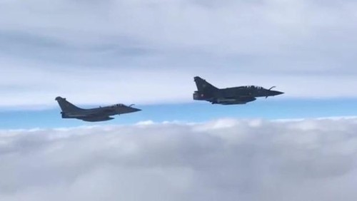 Des avions américains et français interceptés par des chasseurs russes en mer Noire - ảnh 1