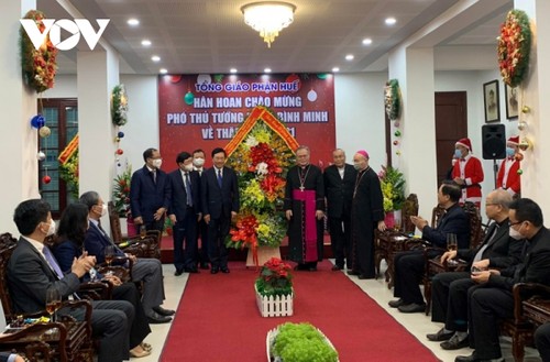 Pham Binh Minh présente des vœux de Noël à la communauté chrétienne de Huê - ảnh 1