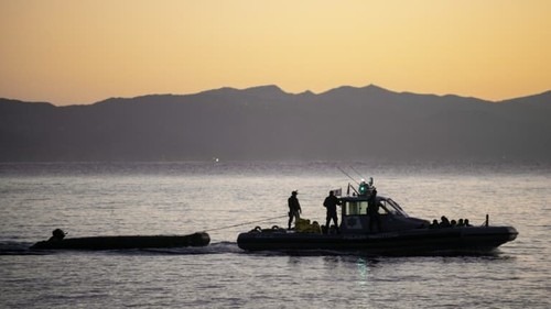 Grèce: au moins 14 morts après le naufrage de deux bateaux de migrants - ảnh 1