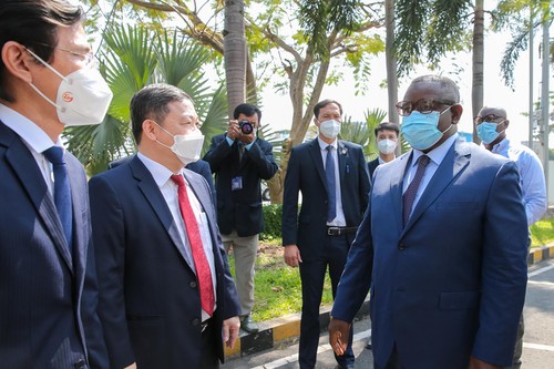 Le président Sierra Leone visite un pôle technologique à Hô Chi Minh-ville - ảnh 1