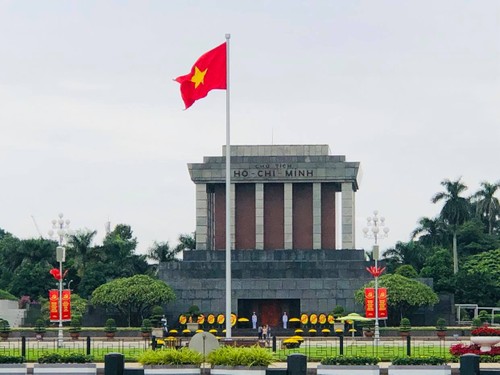 45.000 personnes visitent le mausolée de Hô Chi Minh pendant les congés du 30 avril au 1er mai - ảnh 1