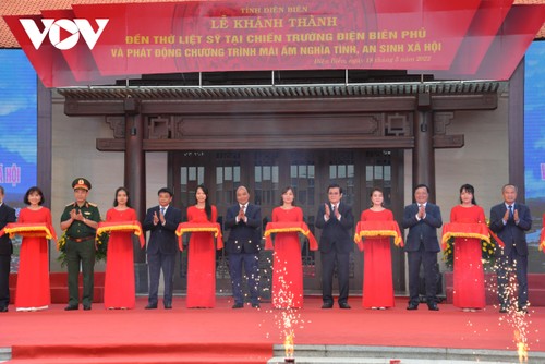 Nguyên Xuân Phuc inaugure le temple dédié aux héros morts pour la Patrie à Diên Biên Phu - ảnh 1