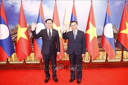 Vuong Dinh Huê termine avec succès sa visite officielle au Laos - ảnh 1