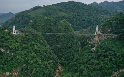 Môc Châu: Inauguration du pont en verre le plus long au monde - ảnh 2