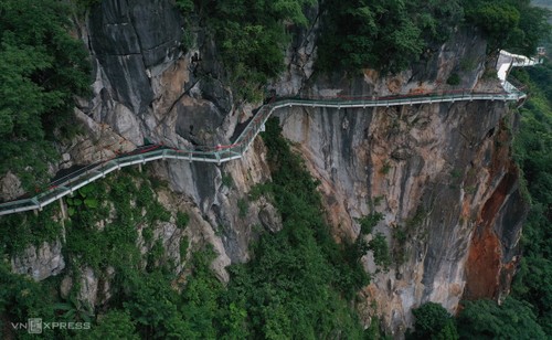 Môc Châu: Inauguration du pont en verre le plus long au monde - ảnh 1