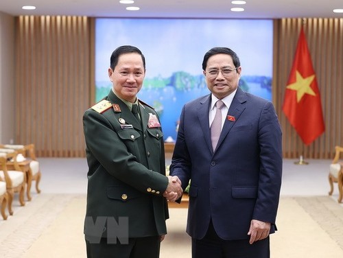 Pham Minh Chinh: la coopération défensive avec le Laos est une priorité du Vietnam - ảnh 1