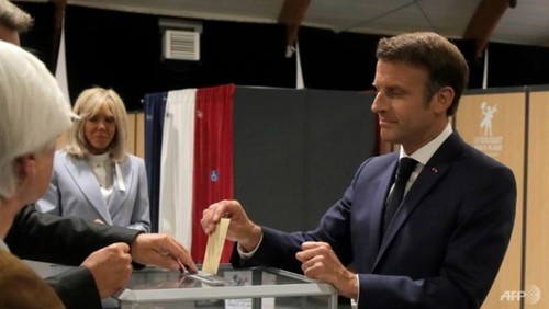 Législatives 2022: des résultats désavantageux pour Macron - ảnh 1