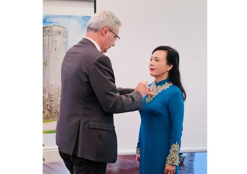 Nguyên Thi Kim Tiên reçoit sa deuxième Légion d’honneur - ảnh 1