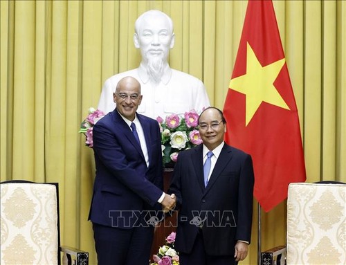 Nguyên Xuân Phuc reçoit le ministre grec des Affaires étrangères - ảnh 1
