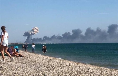 Explosions dans un aérodrome militaire russe dans l’ouest de la Crimée - ảnh 1