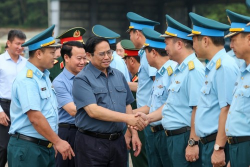 Pham Minh Chinh rend visite au régiment de l’aviation de chasse  - ảnh 1