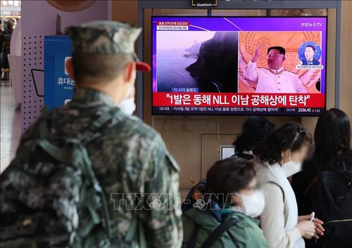 La RPDC tire une dizaine de missiles dont un est tombé “près des eaux” sud-coréennes - ảnh 1