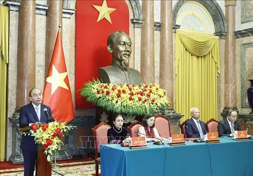 Nguyên Xuân Phuc reçoit des participants au 22e Congrès du Conseil mondial de la paix - ảnh 2