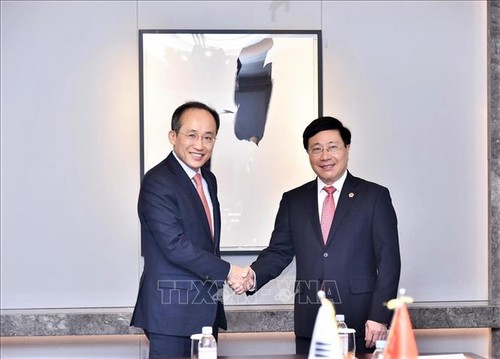 Nguyên Xuân Phuc rencontre des responsables de groupes financiers et bancaires sud-coréens - ảnh 2