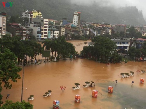 Mưa lũ kinh hoàng ở Hà Giang, ô tô “bơi” trong biển nước - ảnh 2