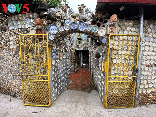 Ngôi nhà gắn hơn 10.000 bát đĩa cổ ở Vĩnh Phúc - ảnh 1