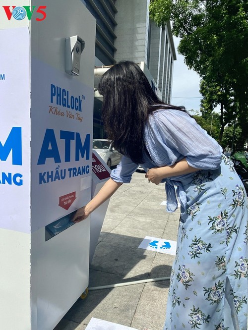 Cây “ATM khẩu trang” miễn phí tại Hà Nội giúp người dân chống COVID-19 - ảnh 3