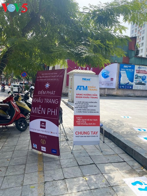 Cây “ATM khẩu trang” miễn phí tại Hà Nội giúp người dân chống COVID-19 - ảnh 1