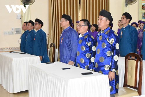Nam công chức ở Huế mặc áo dài đi làm: Giữ gìn trang phục truyền thống của dân tộc - ảnh 1
