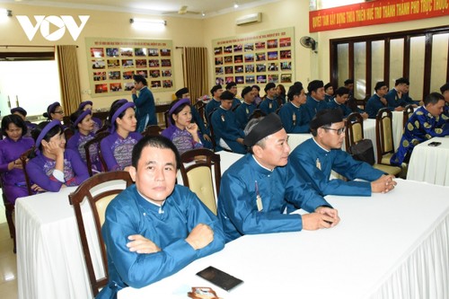 Nam công chức ở Huế mặc áo dài đi làm: Giữ gìn trang phục truyền thống của dân tộc - ảnh 2