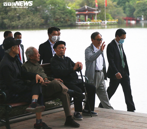 Thủ tướng Nhật Bản Suga đi dạo Hồ Gươm, vẫy tay chào người dân Hà Nội - ảnh 5