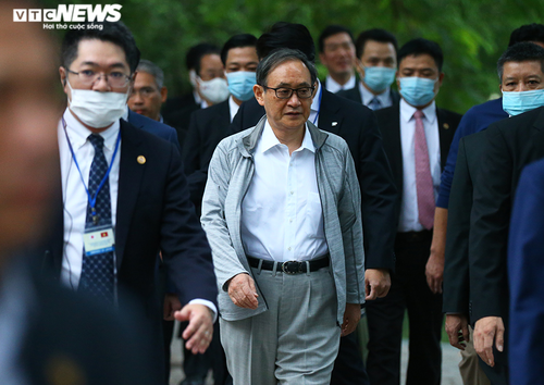 Thủ tướng Nhật Bản Suga đi dạo Hồ Gươm, vẫy tay chào người dân Hà Nội - ảnh 7