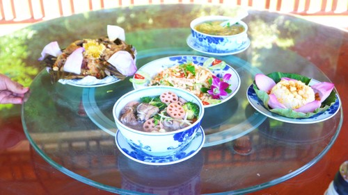 Du khách thích thú với trà, ẩm thực từ sen tươi giữa mùa Đông ở Ninh Bình - ảnh 10