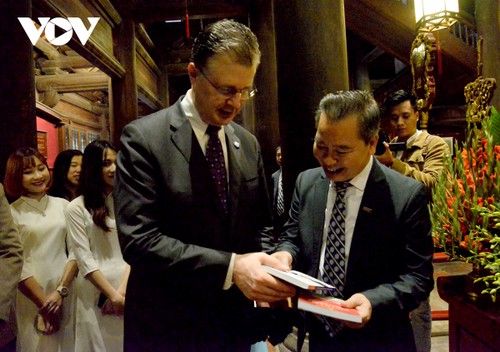 Đại sứ Mỹ ấn tượng với truyền thống hiếu học của Việt Nam khi thăm Văn Miếu - Quốc Tử Giám - ảnh 16