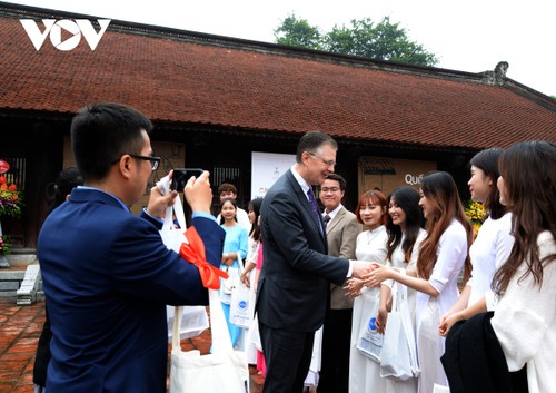 Đại sứ Mỹ ấn tượng với truyền thống hiếu học của Việt Nam khi thăm Văn Miếu - Quốc Tử Giám - ảnh 19