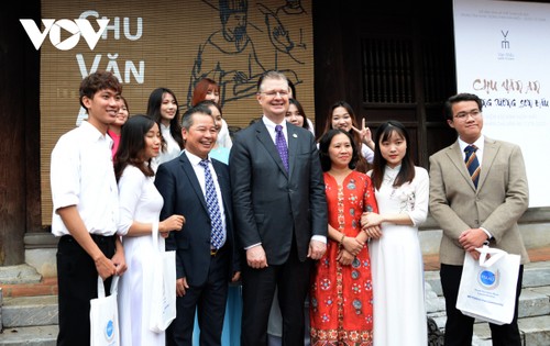 Đại sứ Mỹ ấn tượng với truyền thống hiếu học của Việt Nam khi thăm Văn Miếu - Quốc Tử Giám - ảnh 20