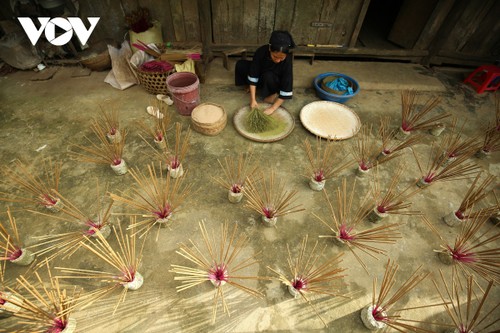 Khám phá nghề làm hương truyền thống của người Nùng ở Cao Bằng - ảnh 1