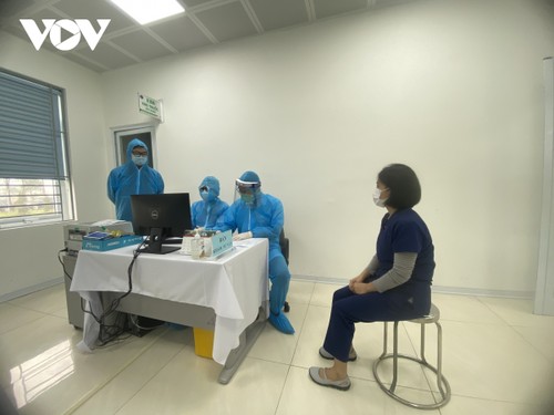 Cán bộ y tế Bệnh viện Bệnh Nhiệt đới Trung ương tiêm vaccine COVID-19 - ảnh 4