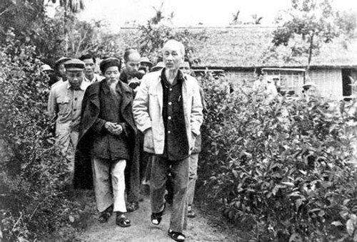 Những hình ảnh bình dị về cuộc đời Chủ tịch Hồ Chí Minh - ảnh 18