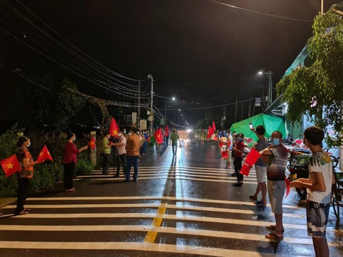 Người dân xã Xuân Lâm (Bắc Ninh) đội mưa “ăn mừng” dỡ phong toả - ảnh 8