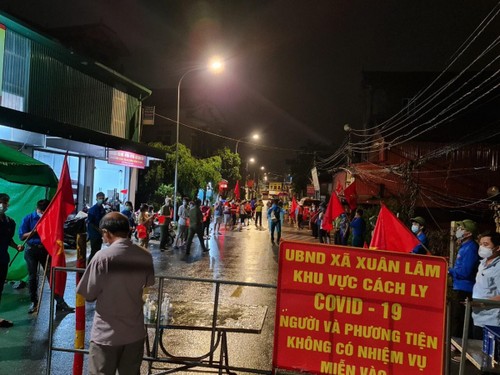 Người dân xã Xuân Lâm (Bắc Ninh) đội mưa “ăn mừng” dỡ phong toả - ảnh 2