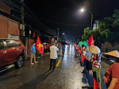 Người dân xã Xuân Lâm (Bắc Ninh) đội mưa “ăn mừng” dỡ phong toả - ảnh 3