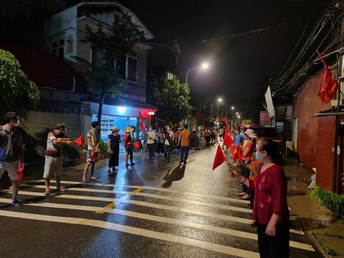 Người dân xã Xuân Lâm (Bắc Ninh) đội mưa “ăn mừng” dỡ phong toả - ảnh 9